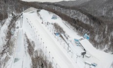 开云APP:亚冬会｜在亚布力滑雪场“等风停”